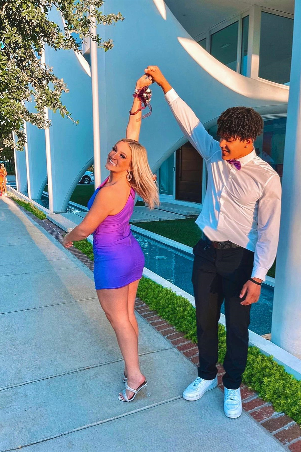 Vestido corto morado ajustado de un solo hombro para fiesta de bienvenida Y2814