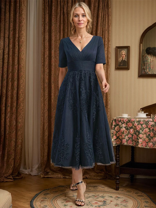 Vestido de madre de la novia de tul con encaje, escote en V y corte A hasta la rodilla con pliegues