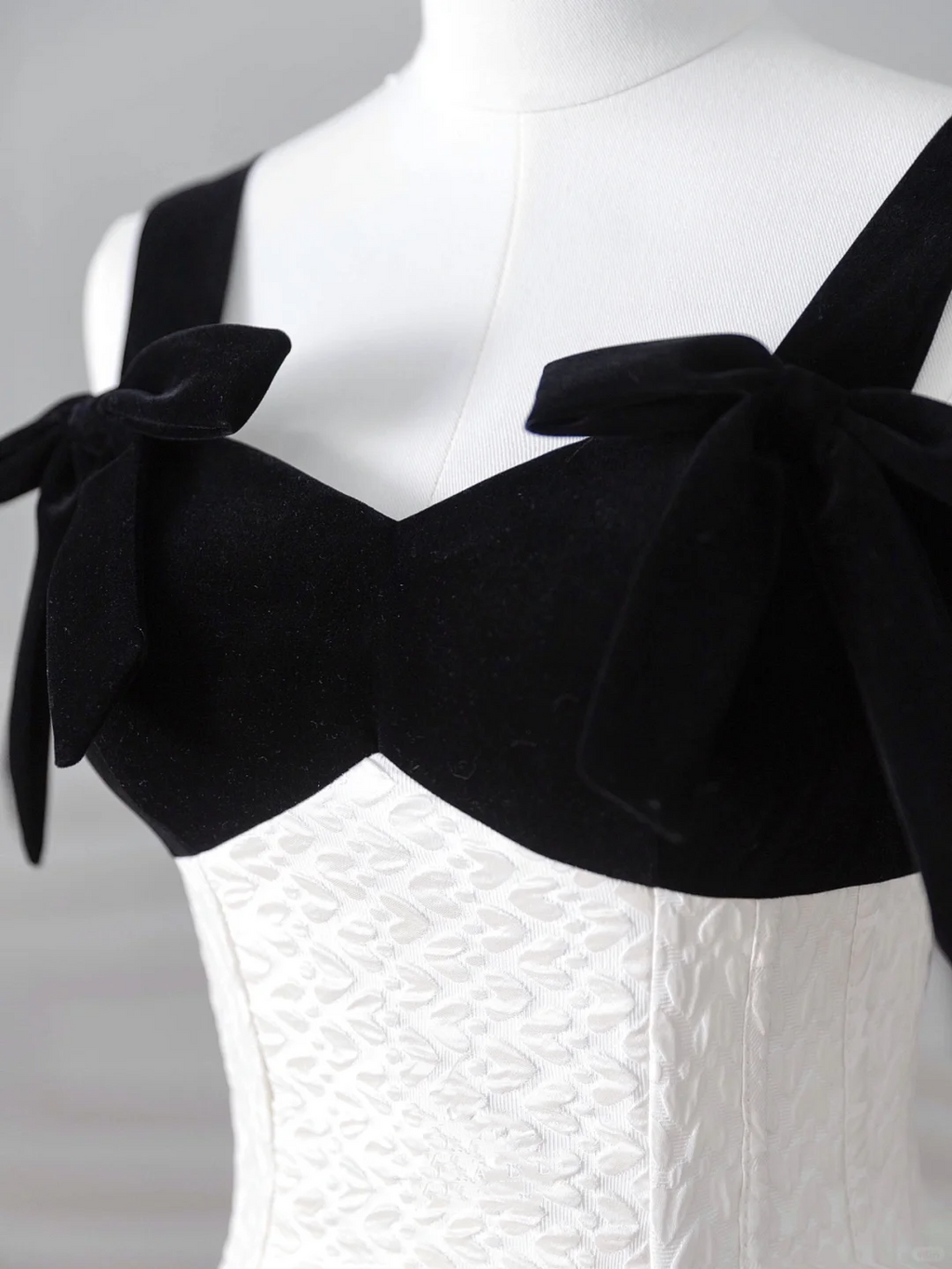 Elegantes weißes Satin A-Linie langes Ballkleid Abendkleid, formelles Hochzeitskleid Y8611