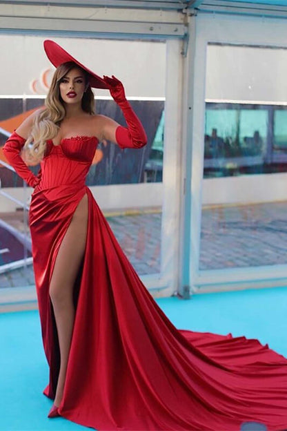 Atemberaubendes rotes langes schulterfreies Abend- und Ballkleid im Meerjungfrauenstil mit Schlitz