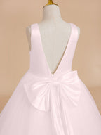 Klassisches weißes ärmelloses A-Linien-Blumenmädchenkleid aus Satin und Tüll 