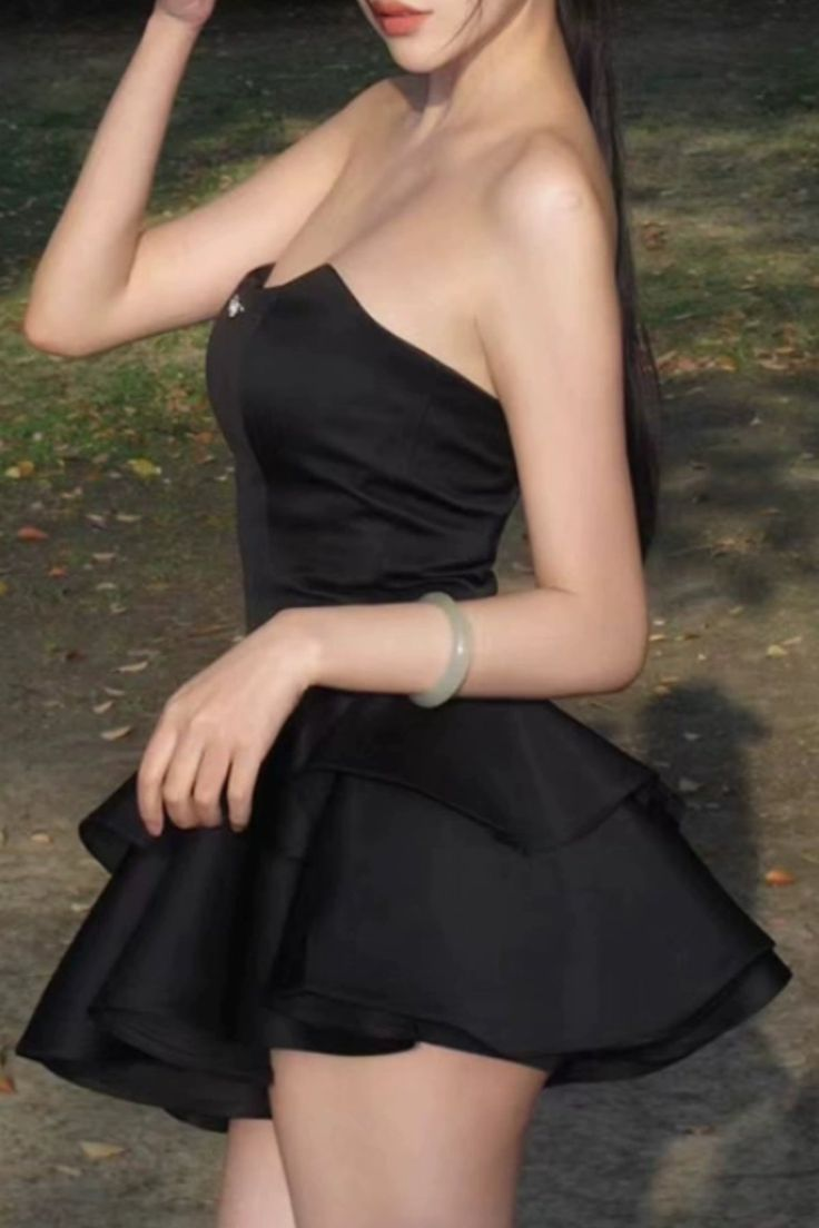 Vestido de fiesta corto elegante de satén negro sin tirantes, con capas, para regreso a casa y graduación Y7622