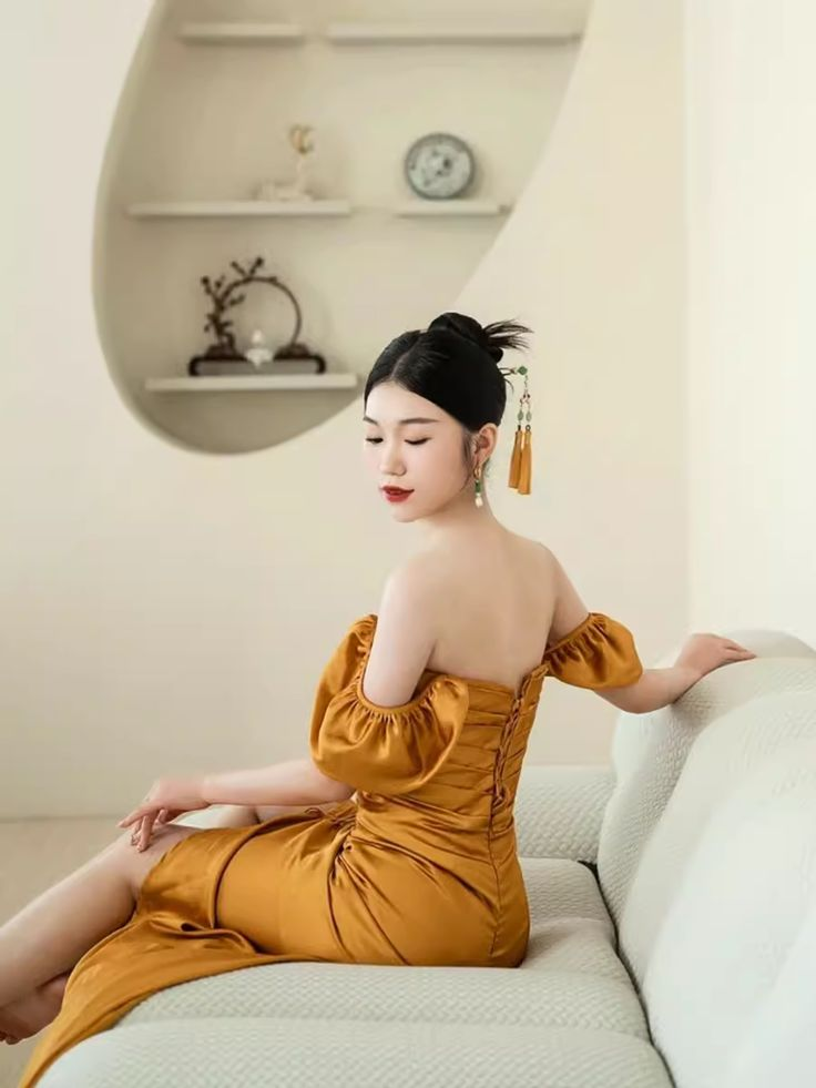 Vestido de fiesta amarillo plisado con hombros descubiertos y abertura en la espalda Y7598