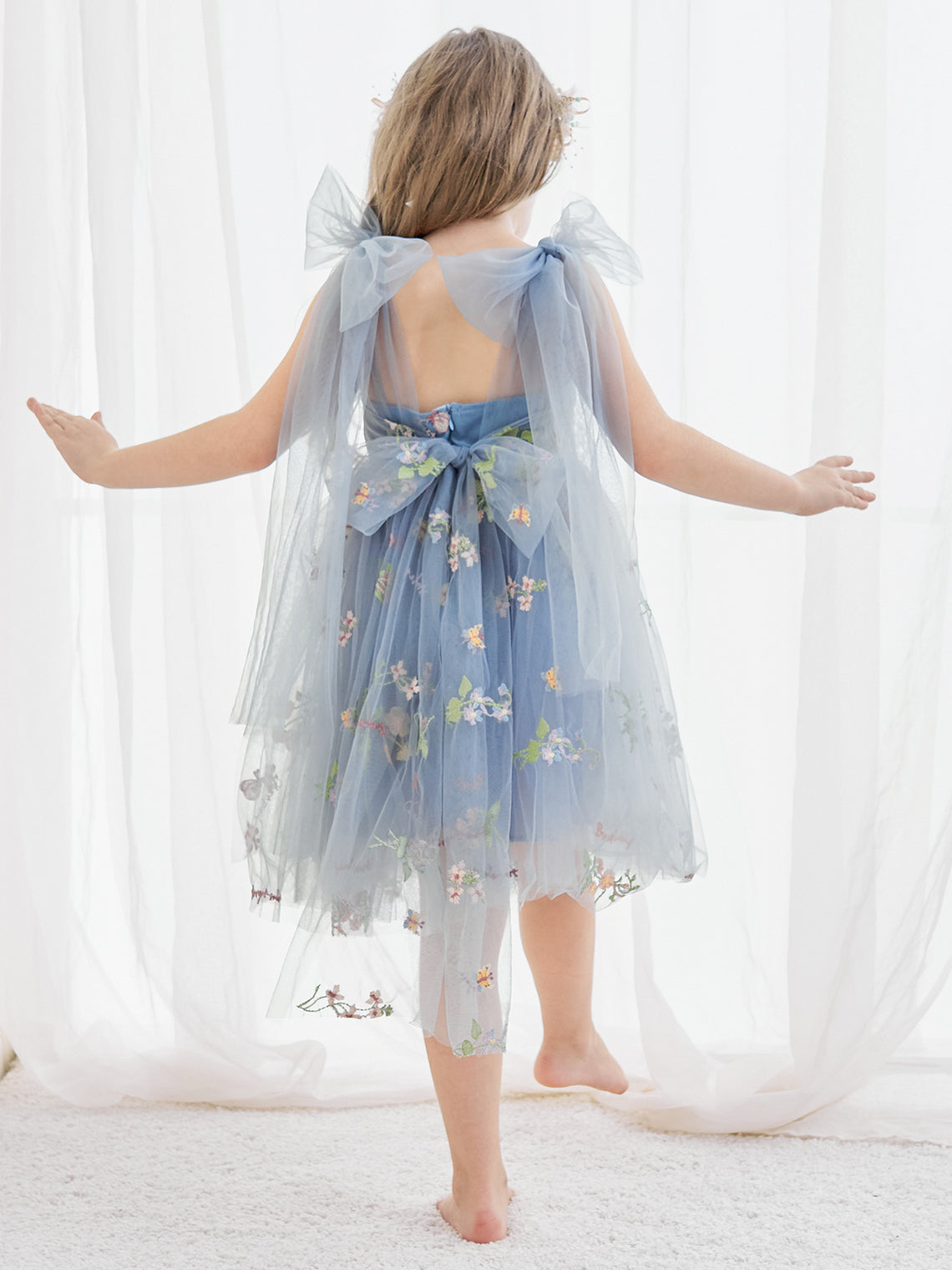 A-Linien-Kleid für Blumenmädchen mit ärmellosem Tüll und Blumenstickerei 