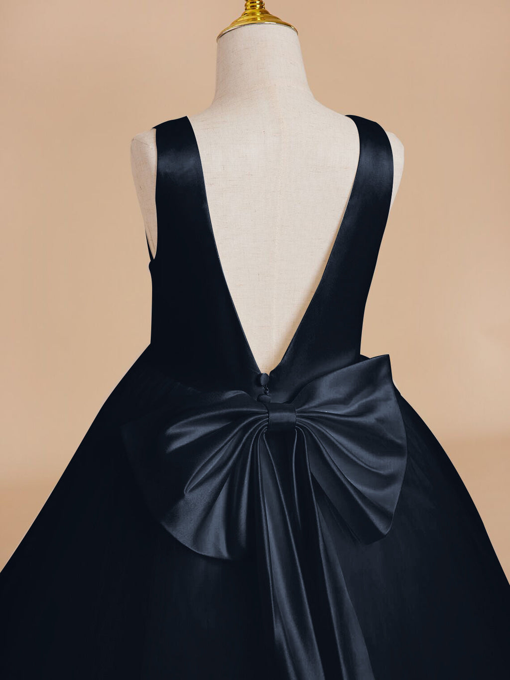 Klassisches weißes ärmelloses A-Linien-Blumenmädchenkleid aus Satin und Tüll 