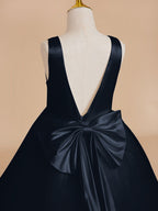 Klassisches weißes ärmelloses A-Linien-Blumenmädchenkleid aus Satin und Tüll 