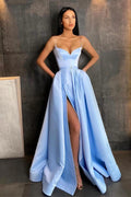 Vestido de fiesta azul cielo con tirantes finos, corte A y abertura