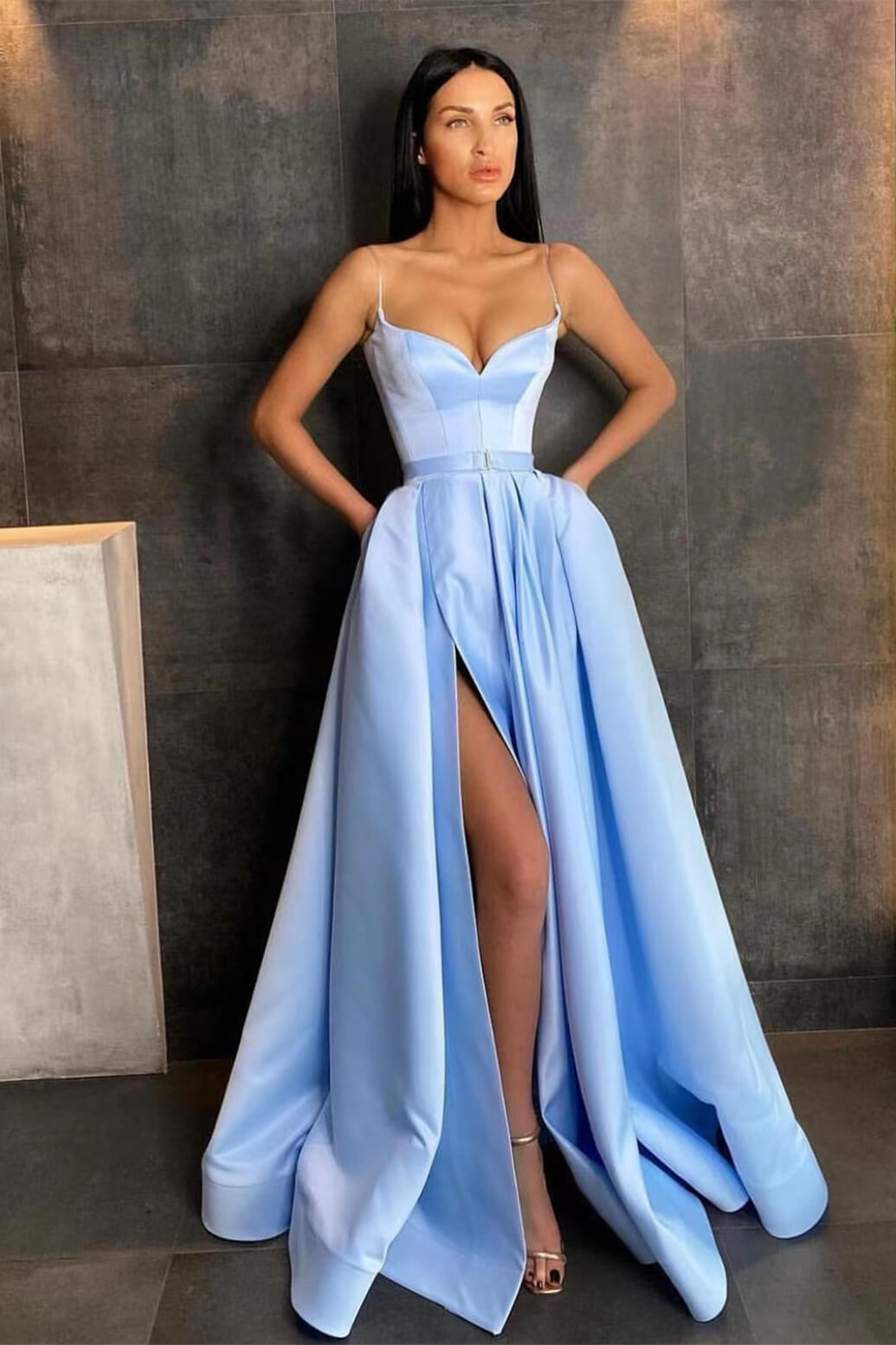 Vestido de fiesta azul cielo con tirantes finos, corte A y abertura