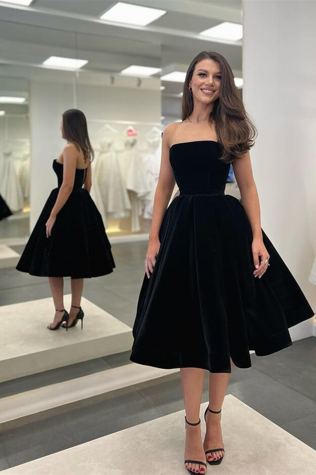 Elegante vestido de fiesta negro corto sin tirantes, sin mangas y de terciopelo hasta la rodilla