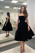Elegante vestido de fiesta negro corto sin tirantes, sin mangas y de terciopelo hasta la rodilla