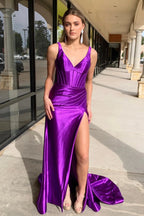Lara | Langes Ballkleid aus Satin im Meerjungfrauen-Stil mit V-Ausschnitt und Schlitz in Traubenfarbe