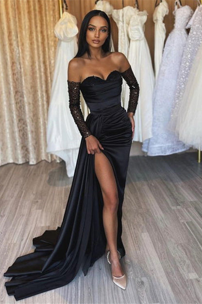 Schwarzes, langes, schulterfreies Ballkleid aus Satin mit Herzausschnitt, Schlitz vorne und Ärmeln