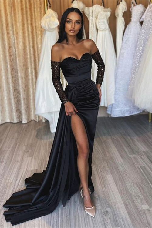 Schwarzes, langes, schulterfreies Ballkleid aus Satin mit Herzausschnitt, Schlitz vorne und Ärmeln