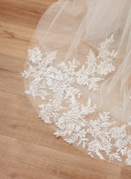 Ballkleid mit langen Ärmeln und Tüll-Schleppe zur Erstkommunion 