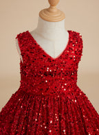 Deslumbrante vestido de princesa con lentejuelas rojas, escote en V y cola de corte para niñas