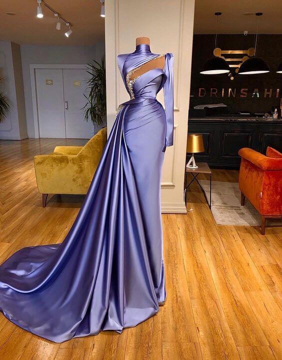 Hochgeschlossenes, langärmliges Meerjungfrauen-Ballkleid mit Perlen und Rüschen
