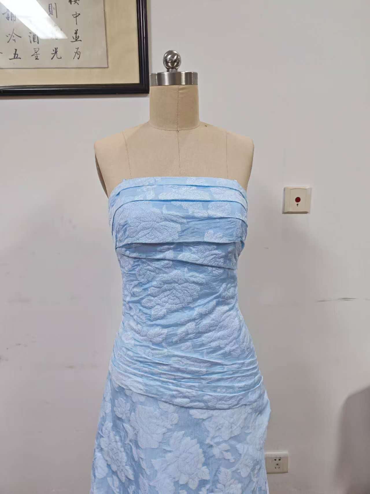 Schickes blaues trägerloses Satin-Print-Blumen-Langballkleid Etuikleid mit Schlitz Y8152