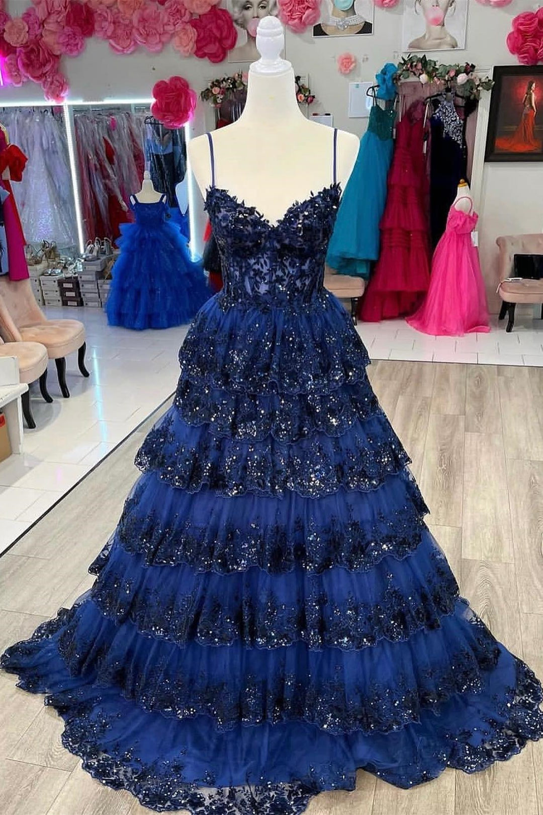 Maryam | Vestido de fiesta de encaje escalonado con tirantes finos y corte A