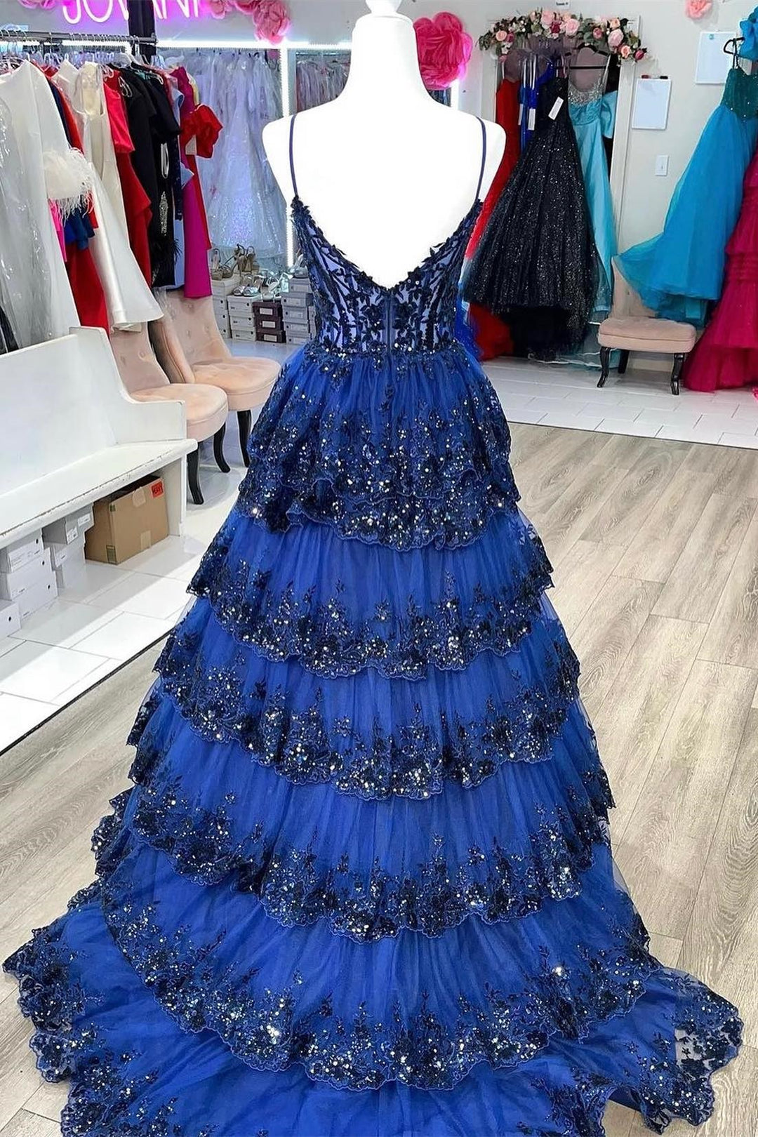 Maryam | Vestido de fiesta de encaje escalonado con tirantes finos y corte A