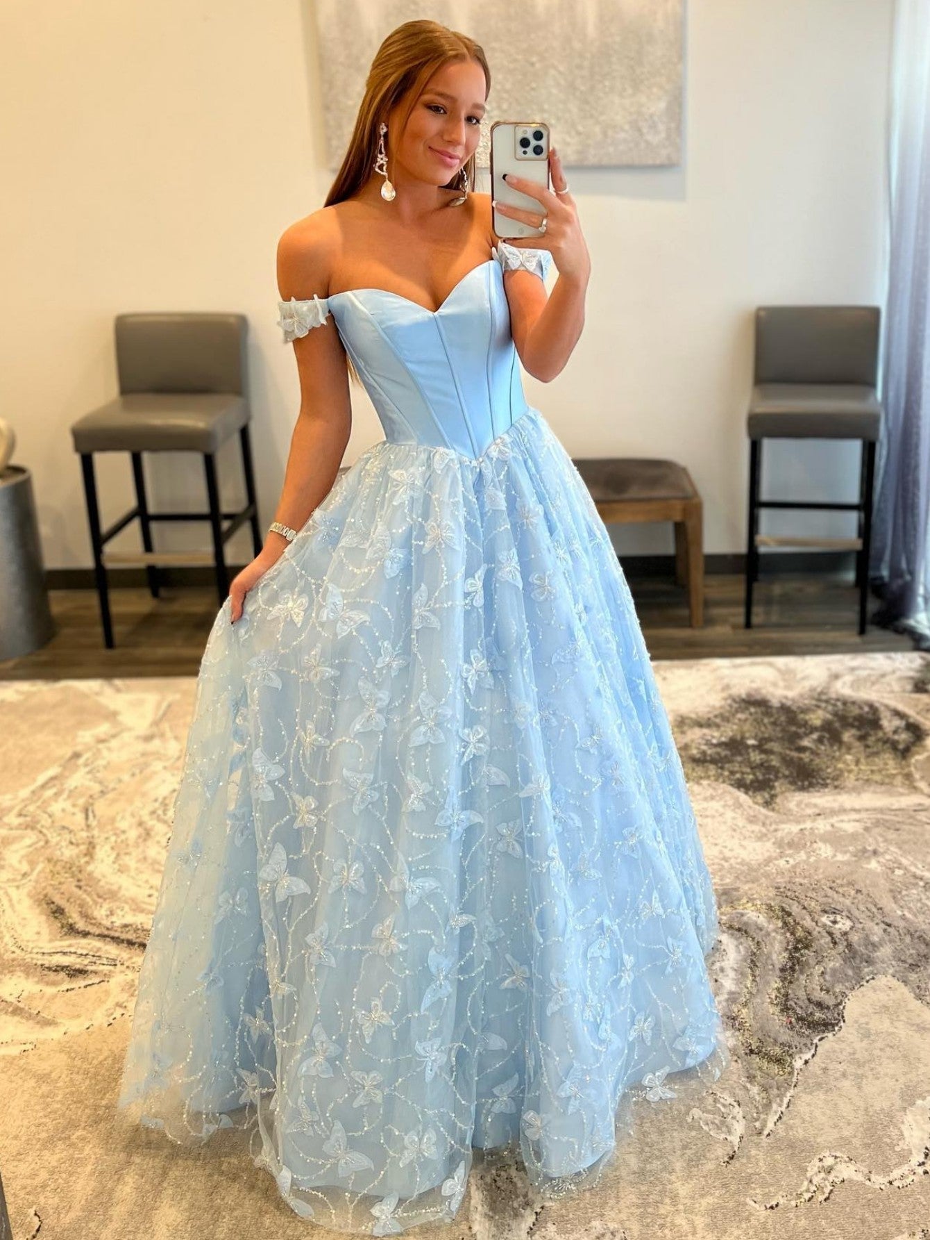 Anaya | Vestido de fiesta de satén con encaje y hombros descubiertos