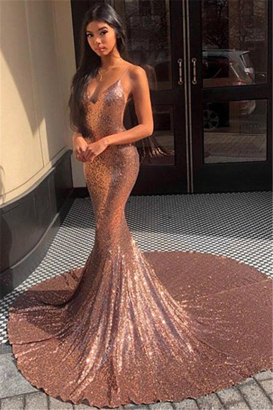 Vestido de fiesta de sirena con escote en V y tirantes finos color champán con lentejuelas