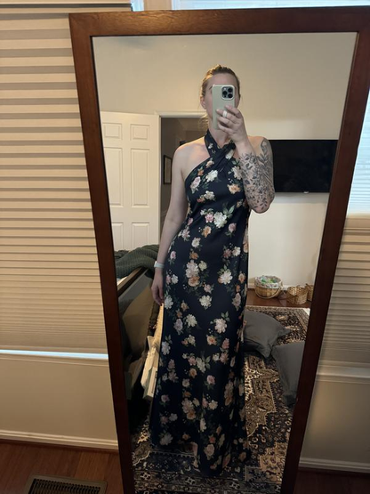 Vestido de noche largo con cuello halter y estampado de satén azul marino Y8453