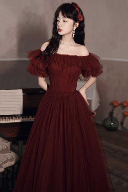 Vestido de noche de tul con hombros descubiertos color burdeos Y8351