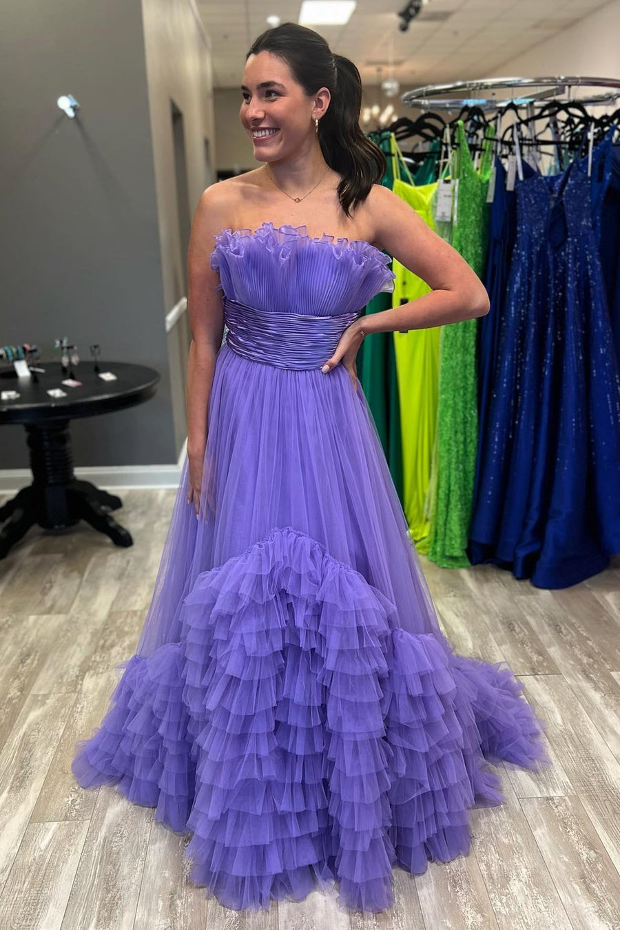 Alani | A-Linien-Ballkleid aus trägerlosem, rosafarbenem, gestuftem Tüll