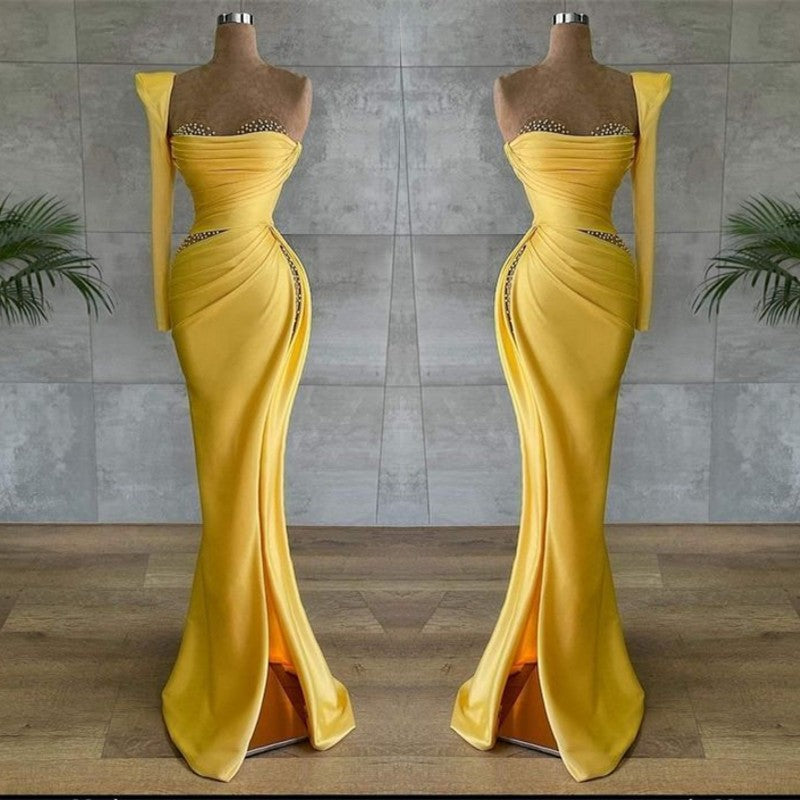 Gelbes langes Meerjungfrau-Ballkleid aus asymmetrischem Satin mit Perlen und Ärmeln