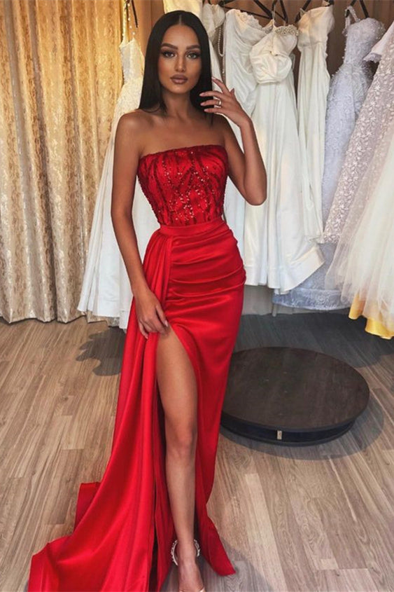 Vestido de fiesta formal de satén rojo largo sin tirantes estilo sirena con abertura alta