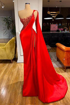 Vestido de fiesta de sirena escarlata con un hombro al descubierto y abertura alta con cuentas