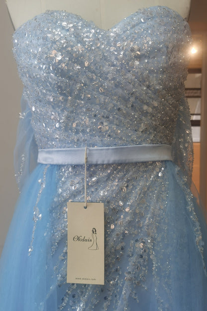 Himmelblaues, schulterfreies Ballkleid aus Tüll mit Schlitz vorn und Paillettenverzierungen