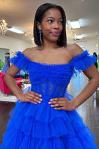 Adalynn | Vestido de fiesta largo de tul con volantes y hombros descubiertos en azul real con abertura