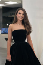 Elegante vestido de fiesta negro corto sin tirantes, sin mangas y de terciopelo hasta la rodilla