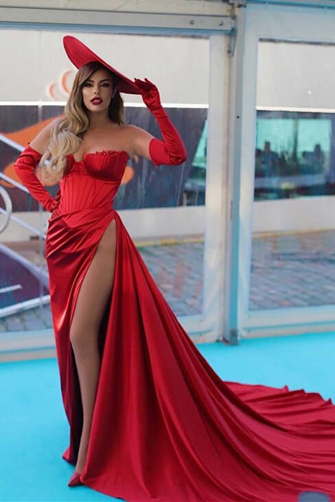 Atemberaubendes rotes langes schulterfreies Abend- und Ballkleid im Meerjungfrauenstil mit Schlitz