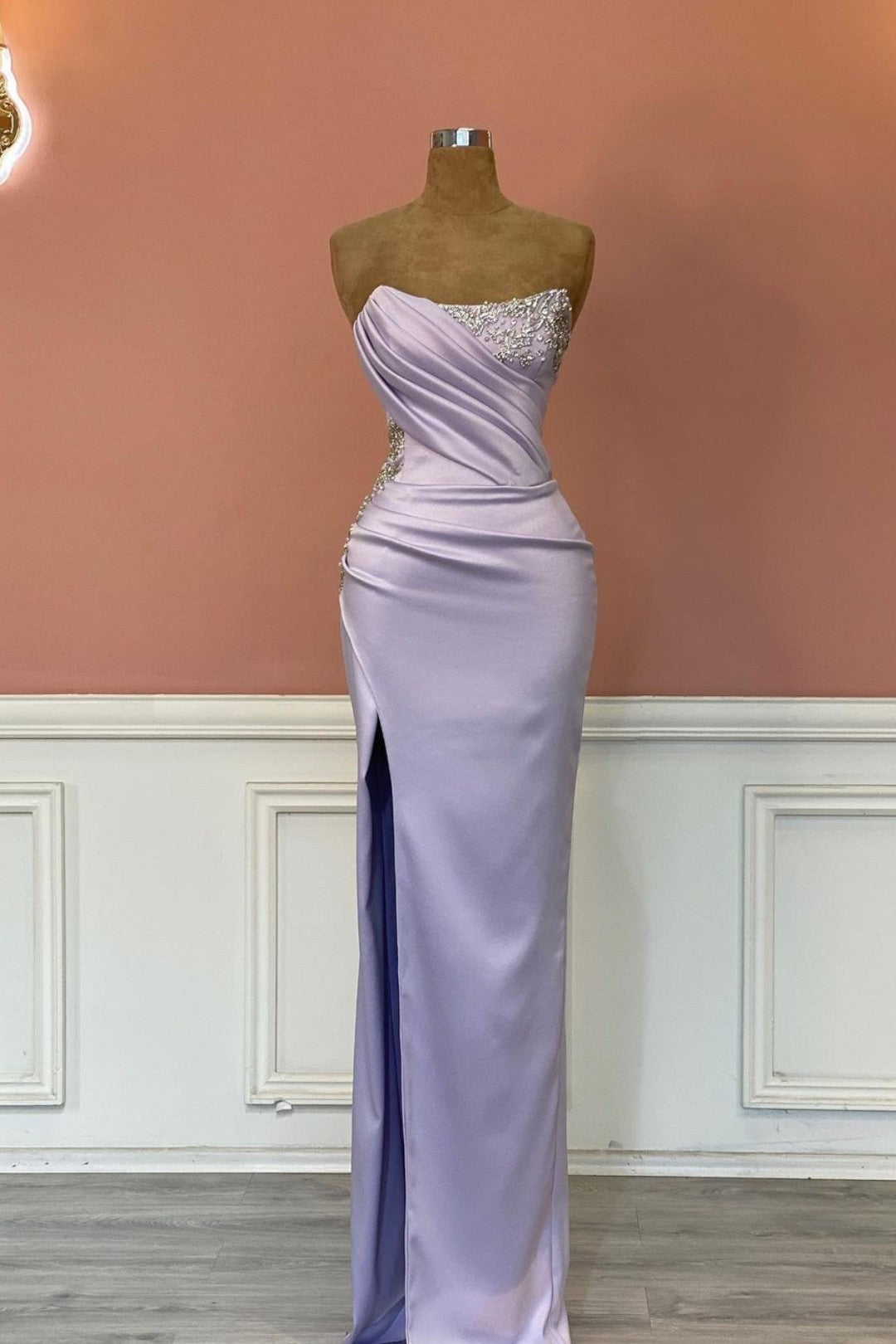 Vestido de fiesta largo drapeado de sirena sin tirantes y con abertura frontal