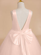 Klassisches weißes ärmelloses A-Linien-Blumenmädchenkleid aus Satin und Tüll 