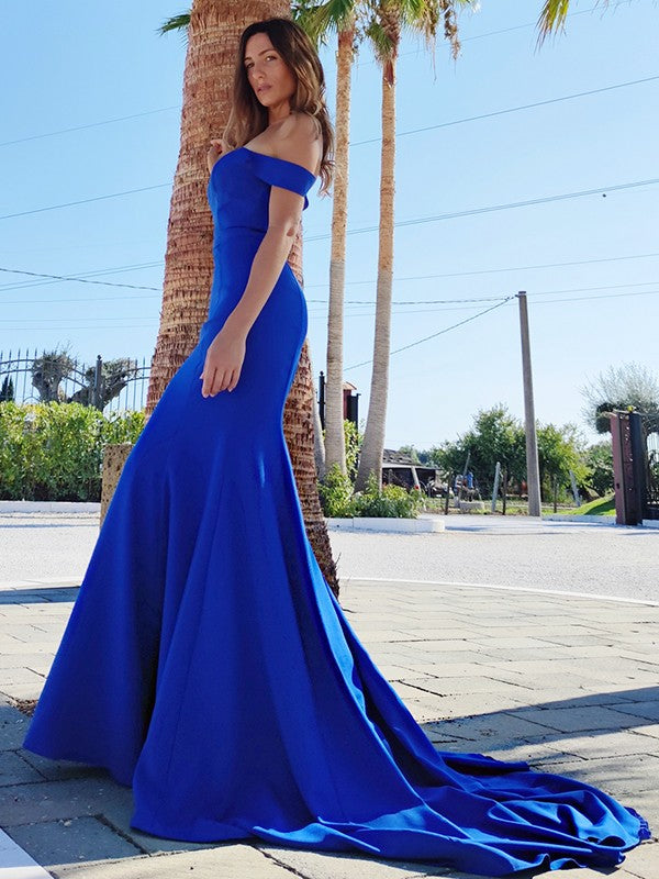 Vestido de fiesta sencillo de sirena con hombros descubiertos, color azul real, sin espalda