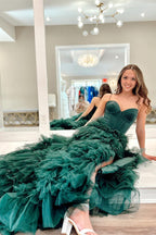 Vestidos de fiesta largos de tul con volantes y escote en forma de corazón en color verde oscuro con abertura