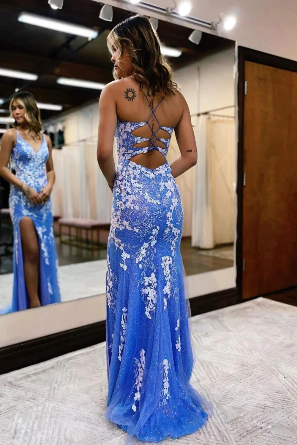 Ainhoa ​​| Glitzerndes blaues Meerjungfrau-Spitzen-Ballkleid mit Schlitz