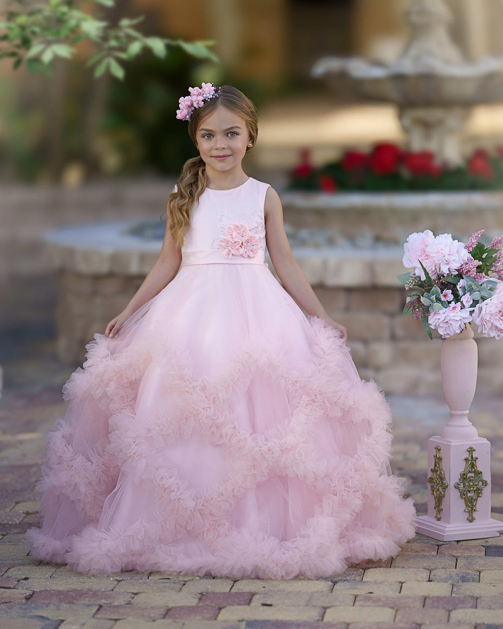 Vestido de niña de las flores de tul satinado con corte A y volantes en cascada hasta el suelo