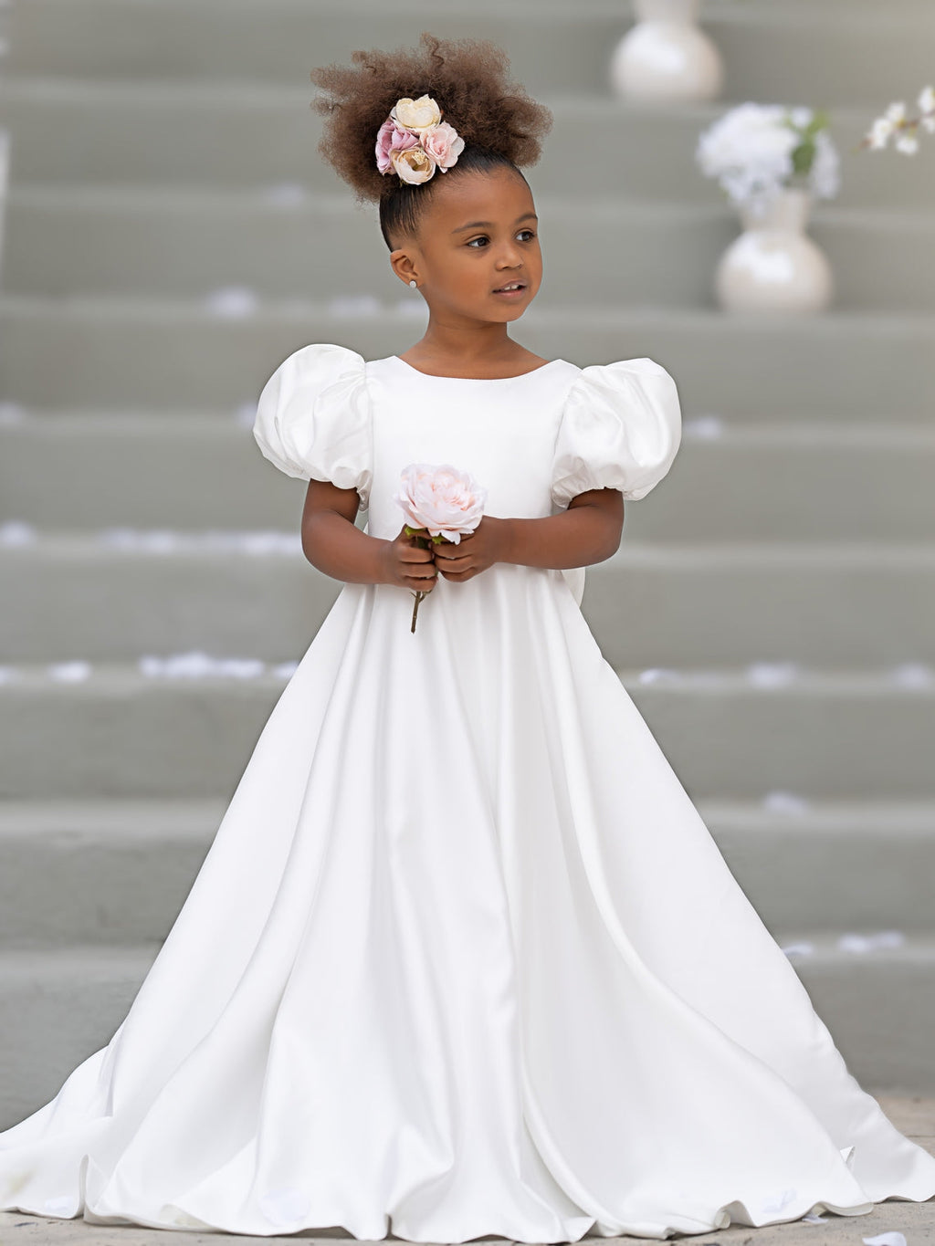 Vestido para niña de las flores con cola larga, mangas abullonadas, lazo en la espalda y botones