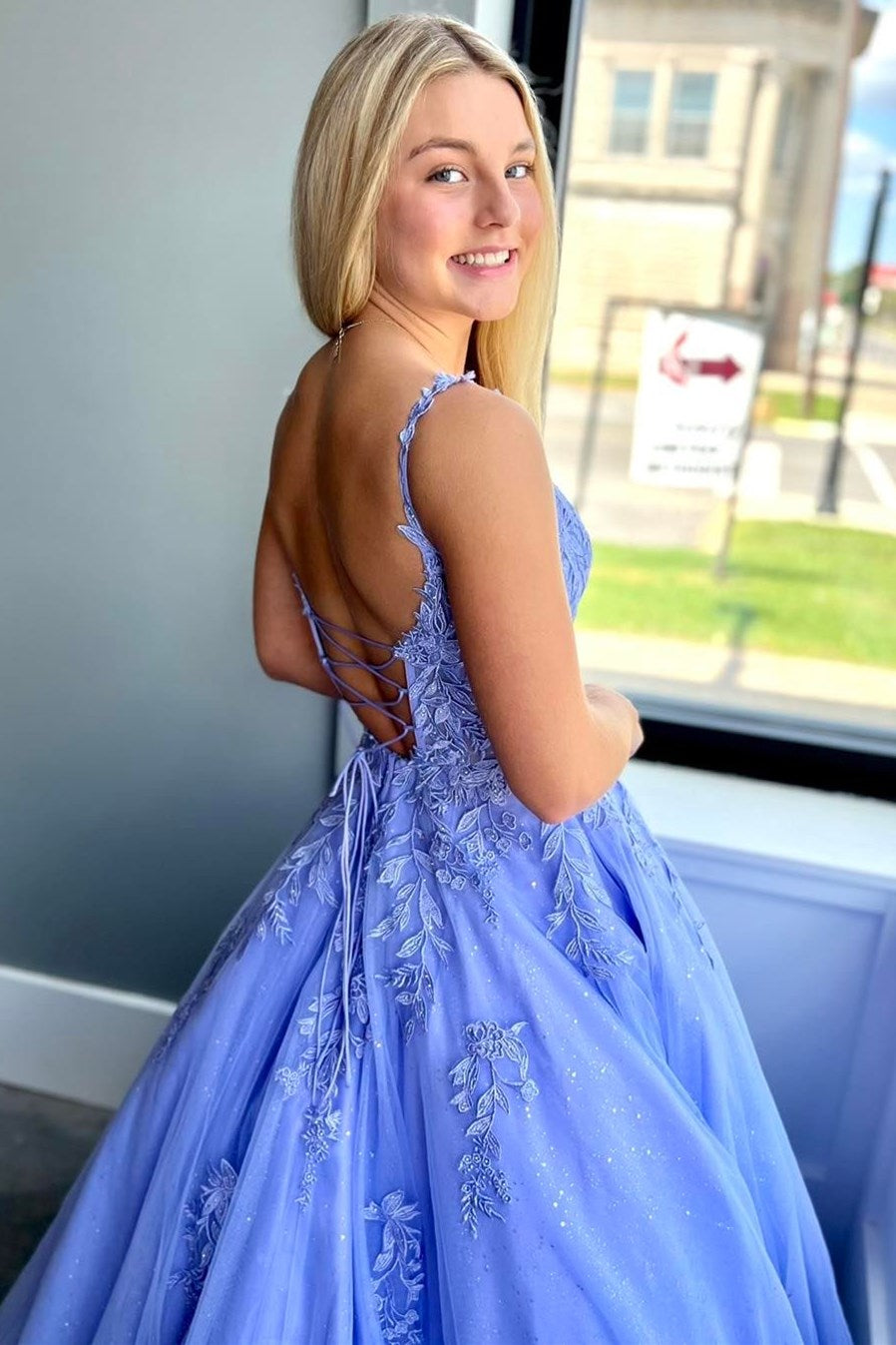Rosalia | A-Linien-Ballkleid aus Tüllspitze mit Spaghettiträgern und Taschen