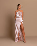 Vestido de fiesta elegante rosa sin mangas con cuello halter y pliegues con aberturas laterales