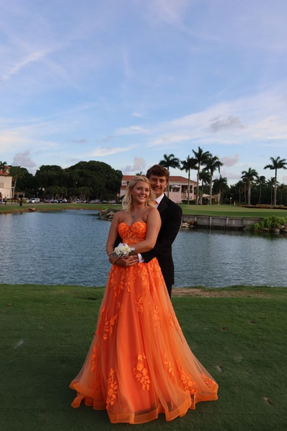 Orangefarbenes Ballkleid mit Spitzenapplikationen, Illusion, herzförmiger Ausschnitt, trägerloser Tüll, A-Linie, Sweep-Schleppe, Abendkleider, Abschlussfeier, Y4167