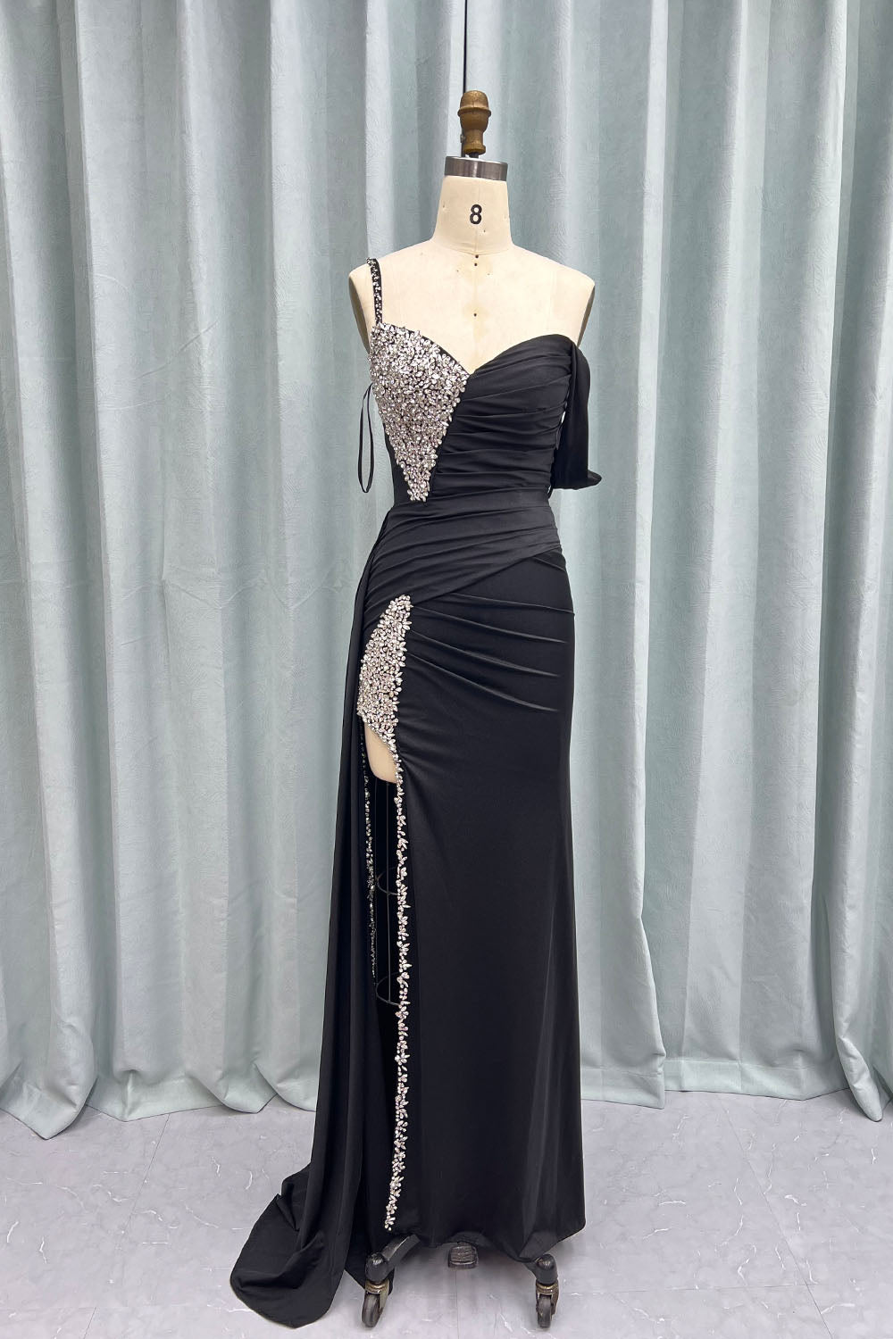 Kaydence | Elegante vestido largo asimétrico fucsia con cuentas