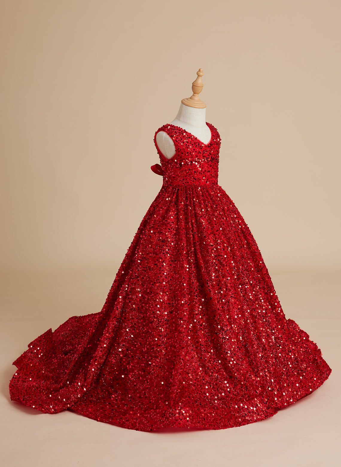 Deslumbrante vestido de princesa con lentejuelas rojas, escote en V y cola de corte para niñas