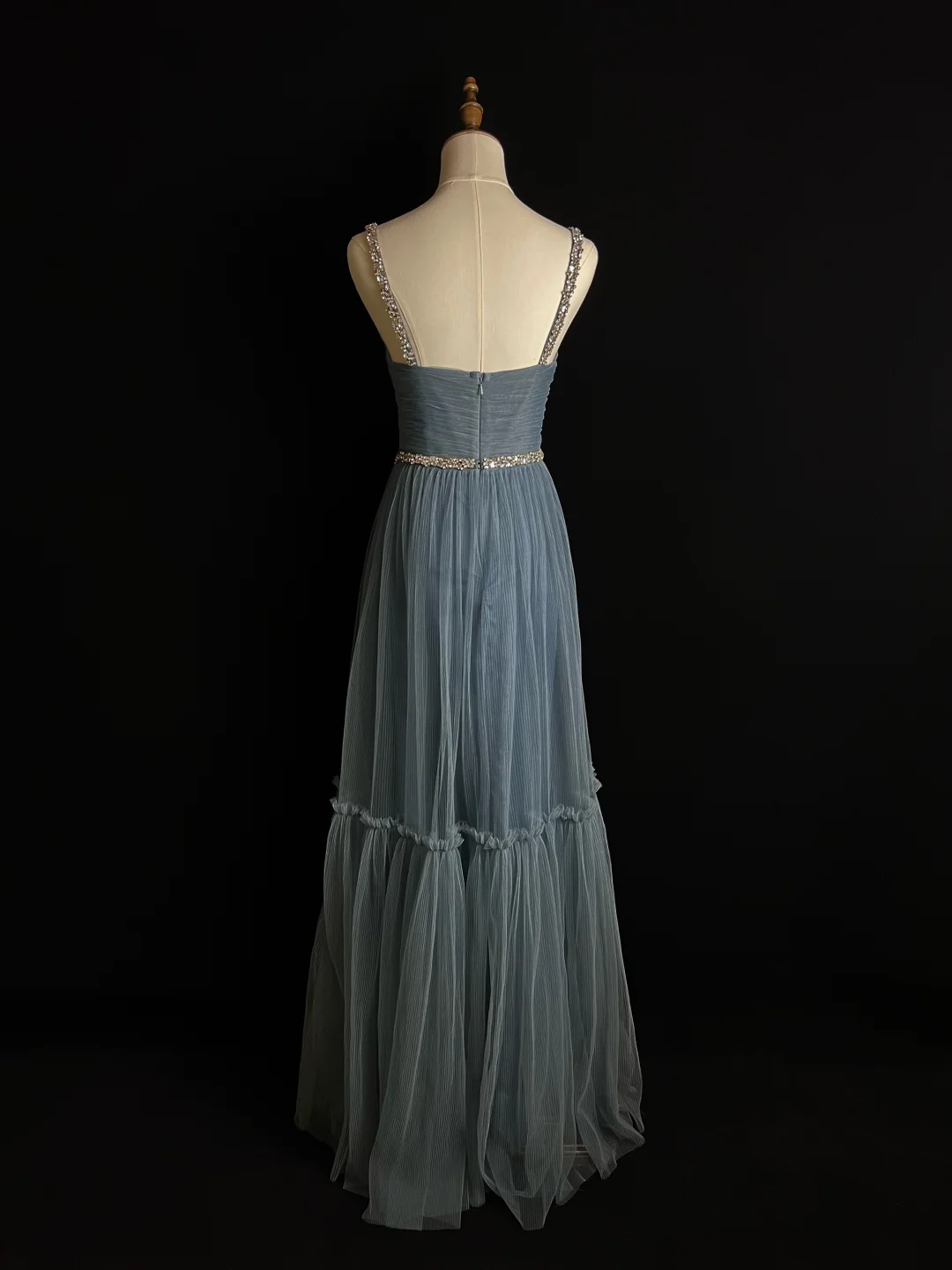 Schlichtes blaues Abendkleid aus Tüll mit Perlen in A-Linie, Spaghettiträgern und V-Ausschnitt, Y8649