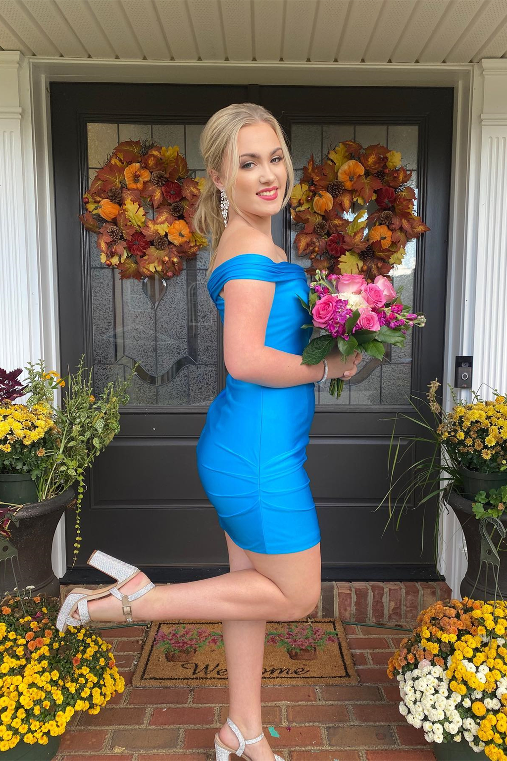 Simply Blue – Schulterfreies, figurbetontes Mini-Heimkehrkleid Y3016