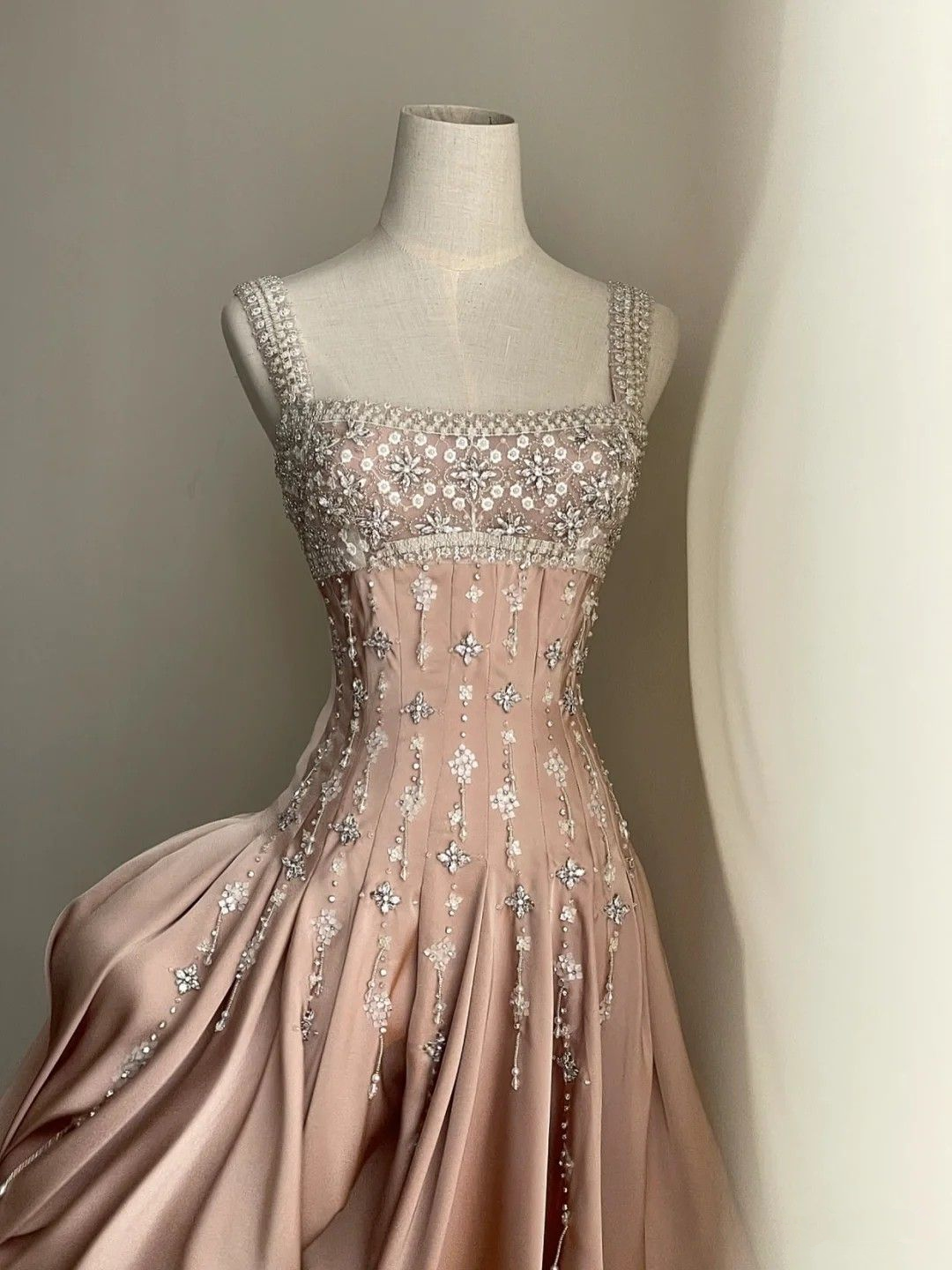 Vestido de fiesta de satén color nude de lujo con cuentas de diamantes hechas a mano Y4542